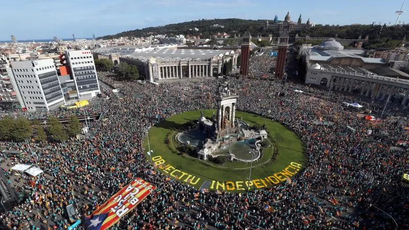 Numerosas personas se concentran en la plaza de España de Barcelona en la Diada