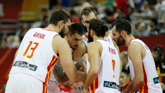 Los jugadores de la Selecci&oacute;n hacen pi&ntilde;a contra Polonia