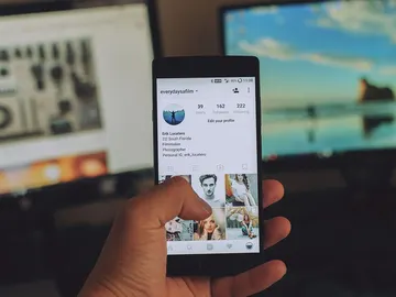 smartphone junto a ordenadores smartphone junto a ordenadores