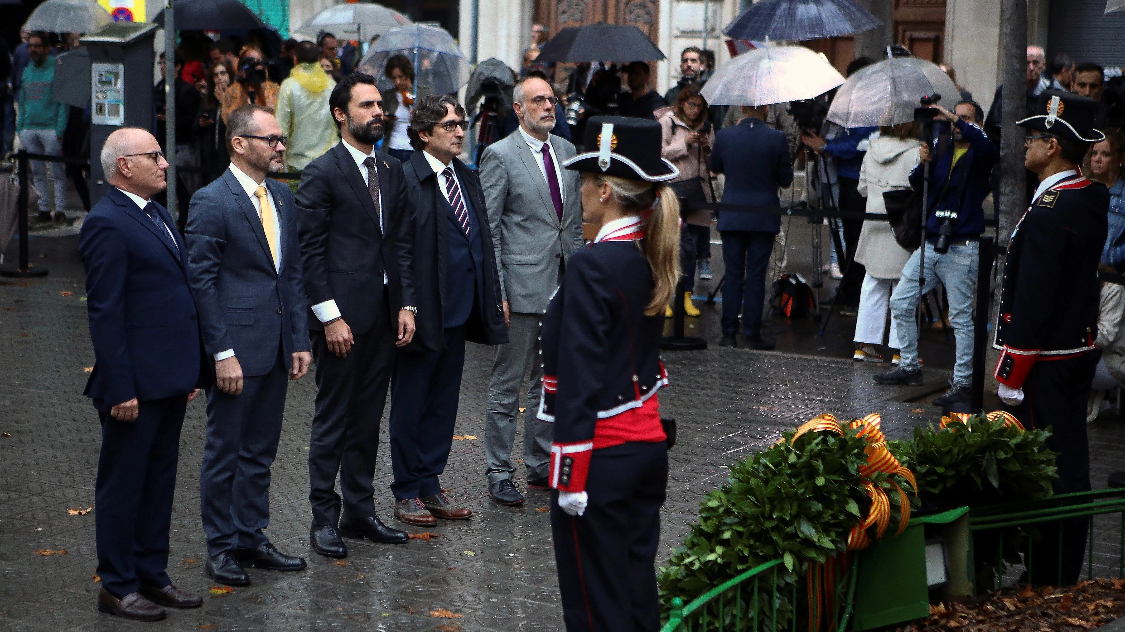 Ofrenda floral al momumento a Rafael Casanova