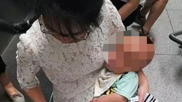 Una mujer vende a sus hijos gemelos