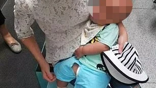 Una mujer vende a sus hijos gemelos