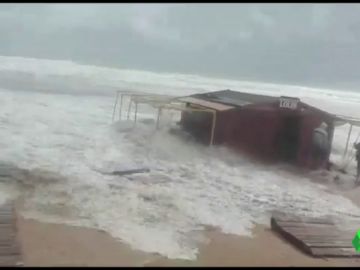 Inundaciones, destrozos, clases canceladas... las consecuencias del temporal que azota Valencia y Alicante Inundaciones, destrozos, clases canceladas... las consecuencias del temporal que azota Valencia y Alicante