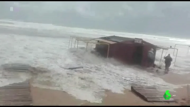 Inundaciones, destrozos, clases canceladas... las consecuencias del temporal que azota Valencia y Alicante