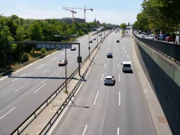 Coches circulando por la ciudad Coches circulando por la ciudad