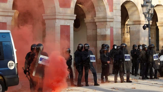 Incidentes entre la Policía y los CDR tras la protesta organizada a las puertas del Parlament de Cataluña Incidentes entre la Policía y los CDR tras la protesta organizada a las puertas del Parlament de Cataluña