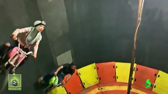 Las acrobacias sin casco que desafían a la gravedad de una motorista en una jaula Las acrobacias sin casco que desafían a la gravedad de una motorista en una jaula