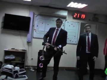 Un entrenador regala un AK-47 a un jugador después de una victoria Un entrenador regala un AK-47 a un jugador después de una victoria