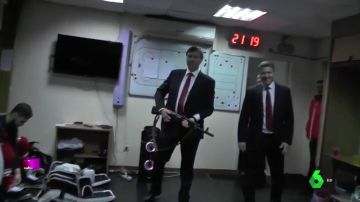Un entrenador regala un AK-47 a un jugador después de una victoria