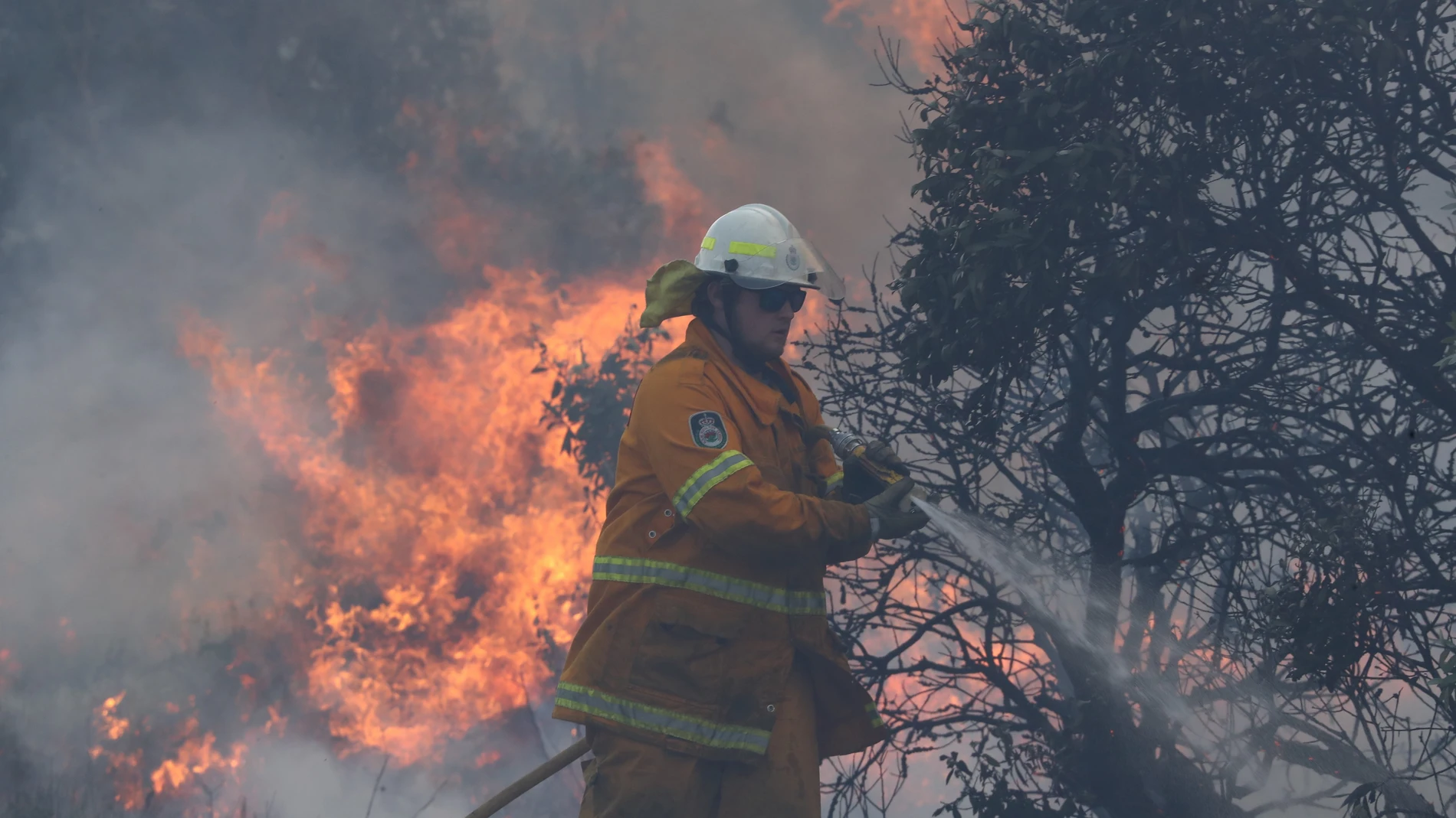 Un centenar de incendios calcina dos estados del este de Australia