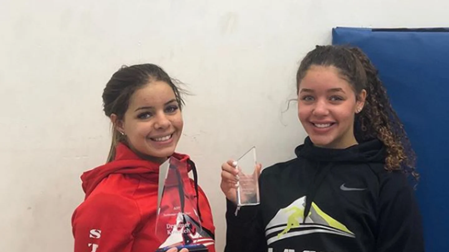 Breckynn Willis, a la derecha de la imagen, sostiene un premio junto a su hermana Breckynn Willis, a la derecha de la imagen, sostiene un premio junto a su hermana