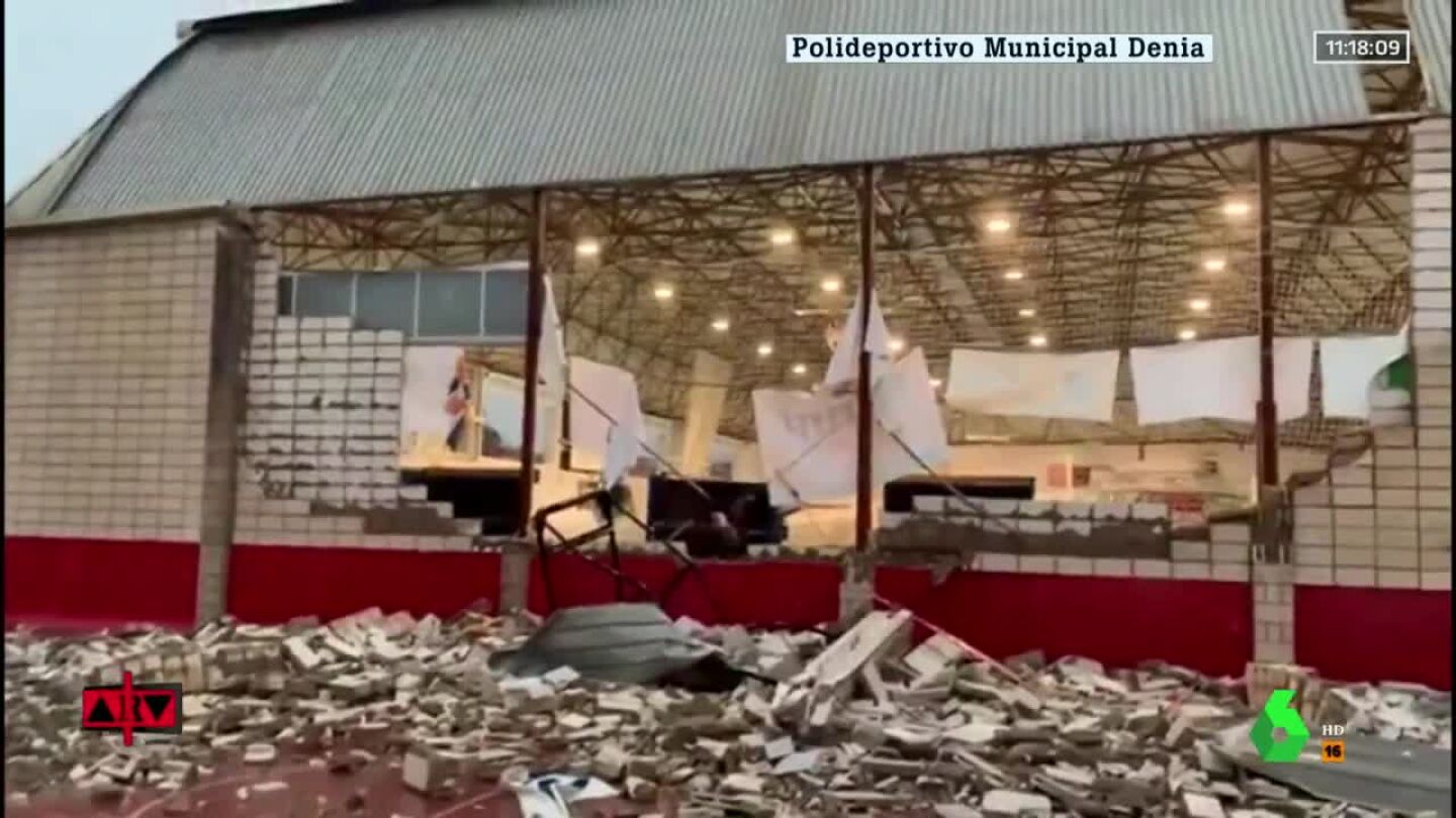 El estado en el que ha quedado el polideportivo de Dénia tras el tornado