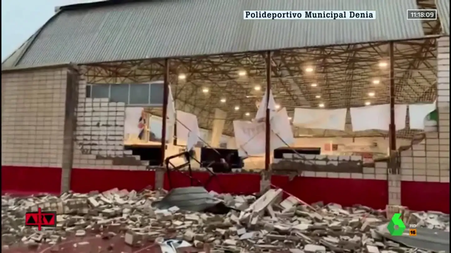 El estado en el que ha quedado el polideportivo de Dénia tras el tornado El estado en el que ha quedado el polideportivo de Dénia tras el tornado