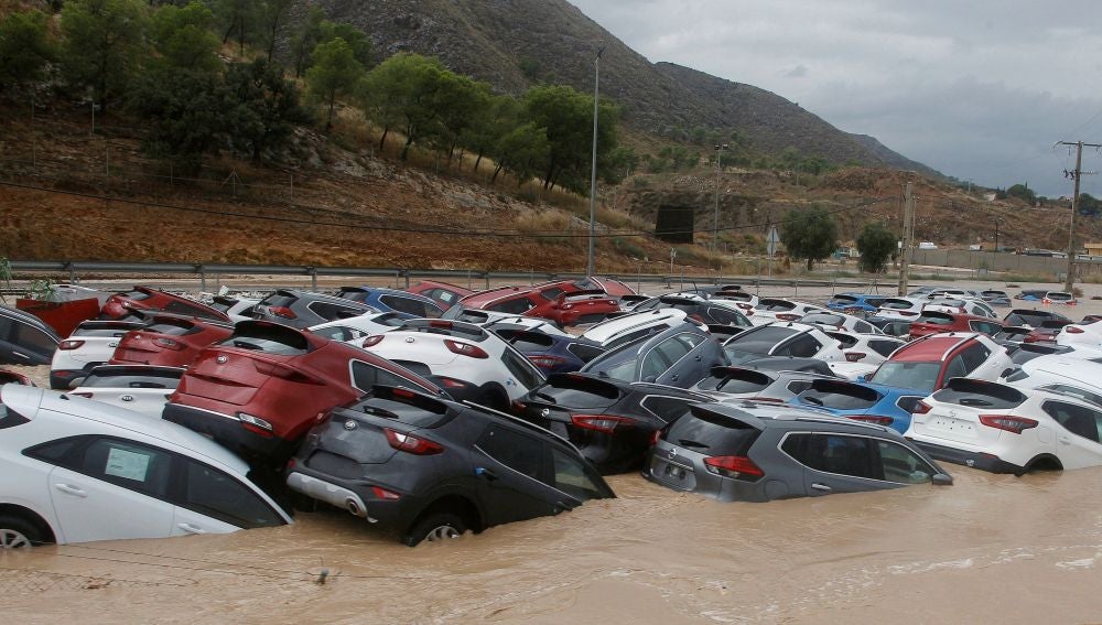 Ciento de coches inundados tras el paso de la Gota Fría en Orihuela