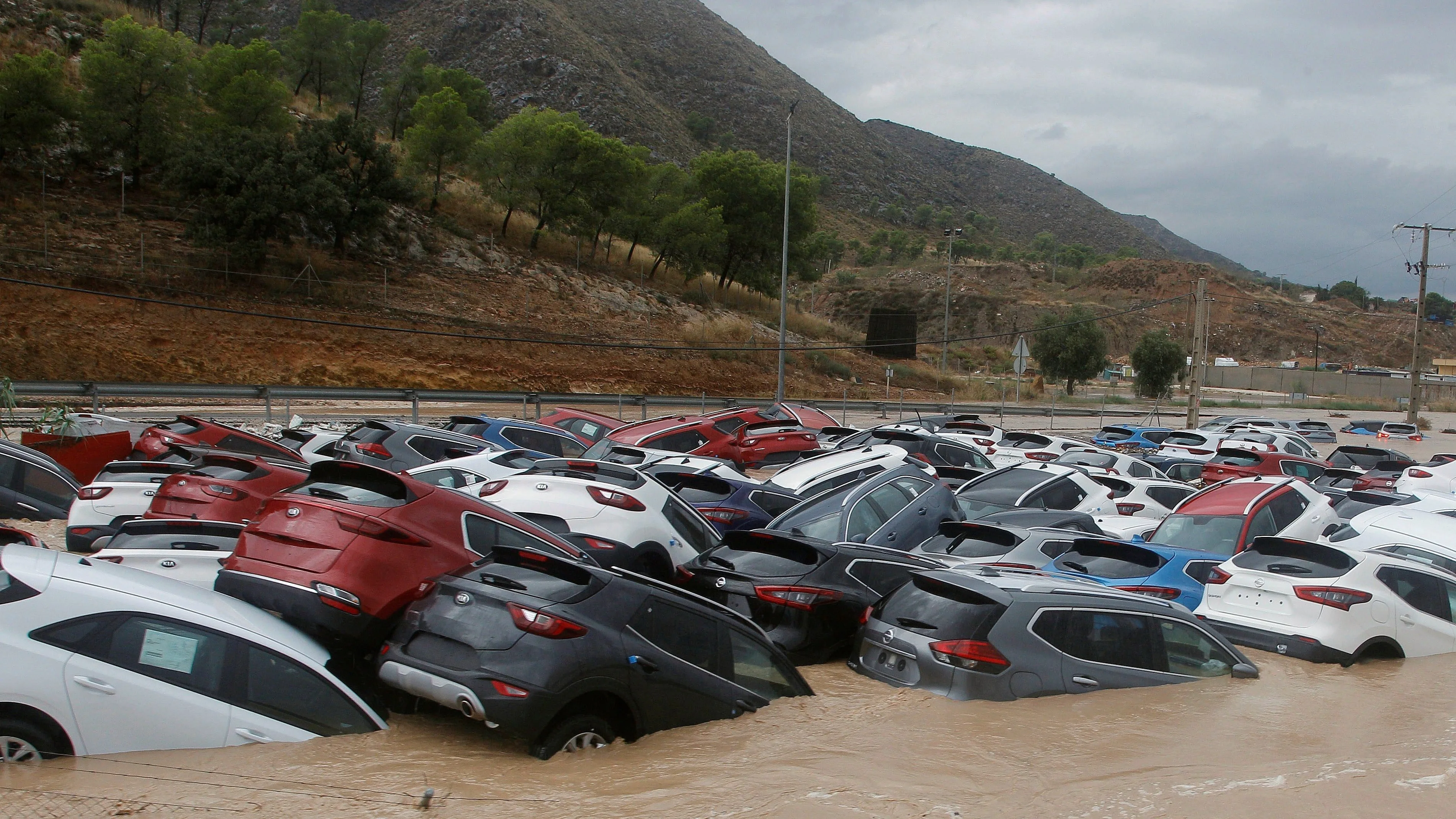 Ciento de coches inundados tras el paso de la Gota Fría en Orihuela