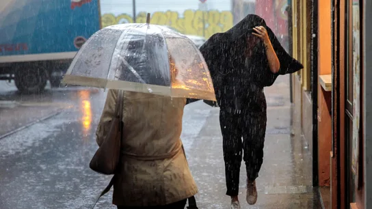 Does personas caminan bajo la lluvia intensa en Valencia Does personas caminan bajo la lluvia intensa en Valencia