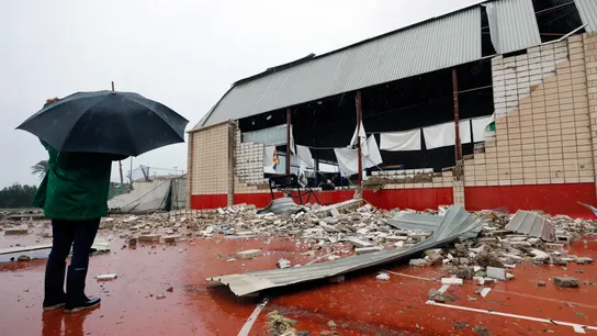 El estado en el que ha quedado el polideportivo de Denia tras el paso del tornado Un hombre observa el estado en el que ha quedado el polideportivo municipal de Denia (Alicante) tras el paso de un tornado