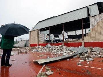 El estado en el que ha quedado el polideportivo de Denia tras el paso del tornado El estado en el que ha quedado el polideportivo de Denia tras el paso del tornado