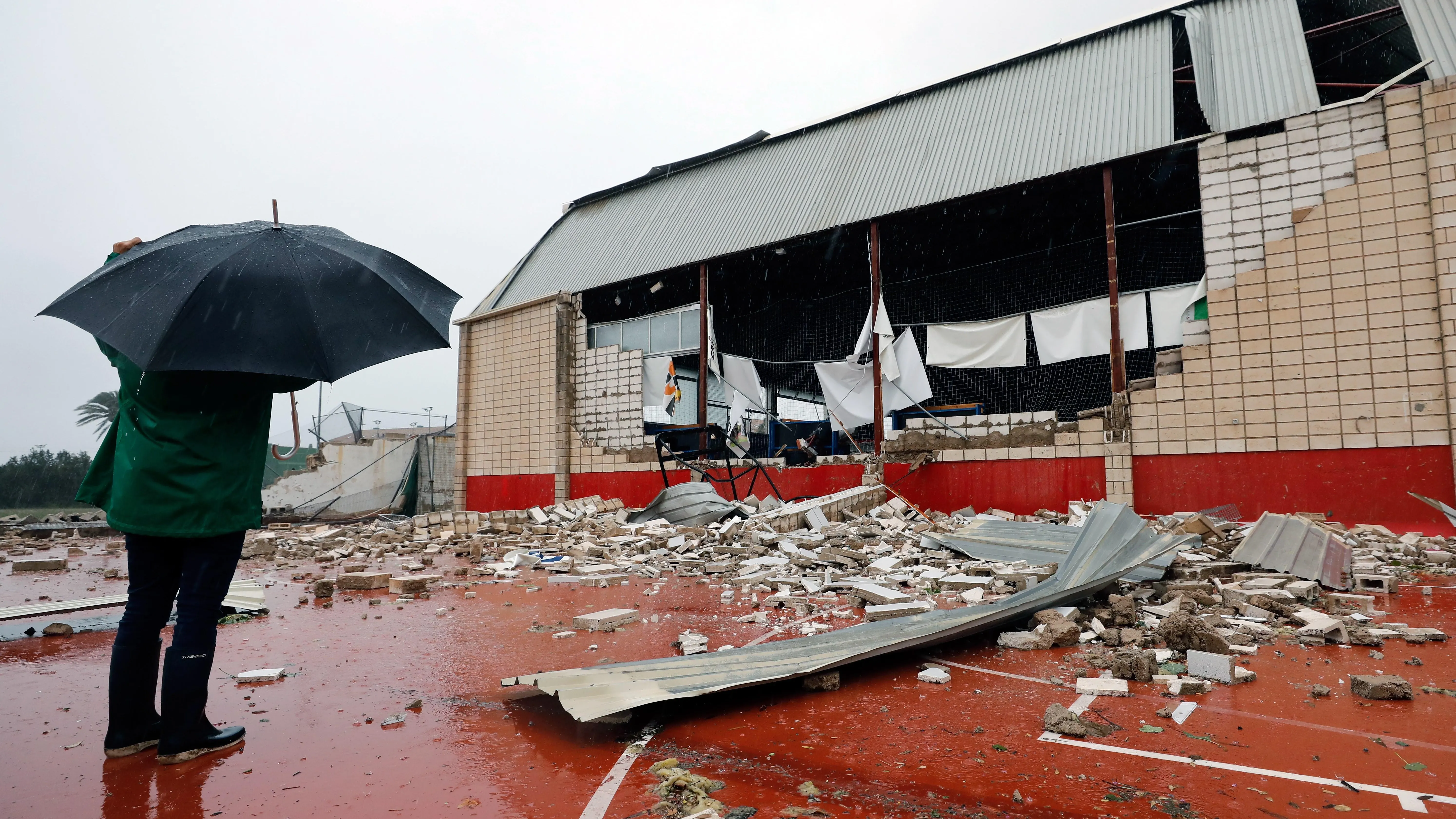 Un hombre observa el estado en el que ha quedado el polideportivo municipal de Denia (Alicante) tras el paso de un tornado