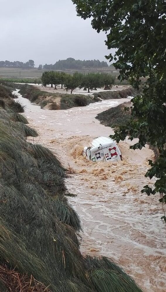 El caudal de una rambla de Fontanars dels Alforins se traga un vehículo