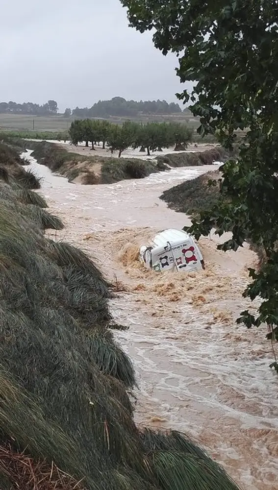 El caudal de una rambla de Fontanars dels Alforins se traga un vehículo El caudal de una rambla de Fontanars dels Alforins se traga un vehículo
