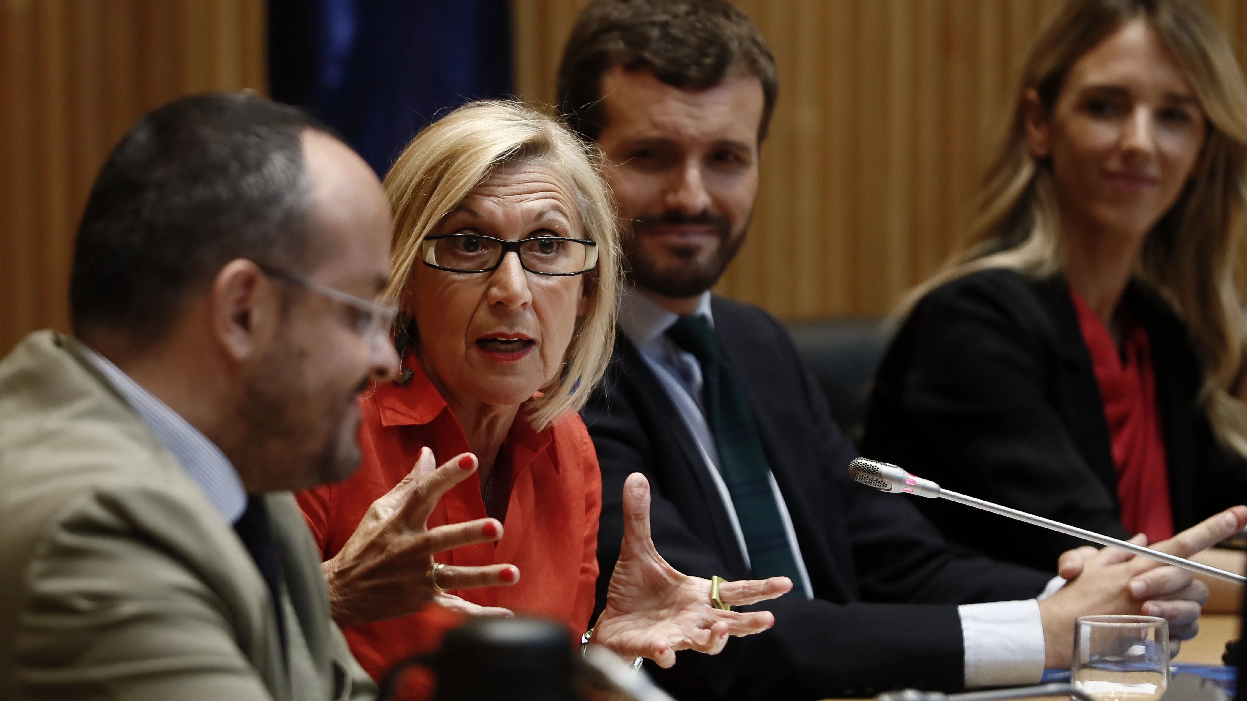 El presidente del PP, Pablo Casado, la fundadora de UPyD, Rosa Díez, durante la clausura de las jornadas "Españoles en Defensa de lo Común".