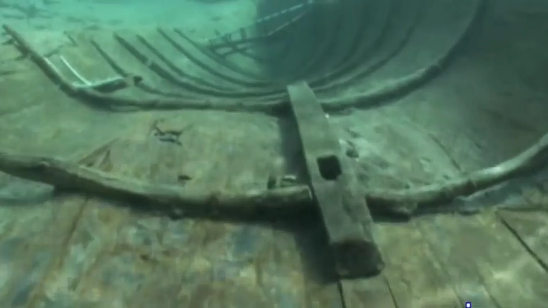 El barco fenicio mejor conservado podría tocar tierra: el Gobierno decide si saca sus restos del fondo del mar