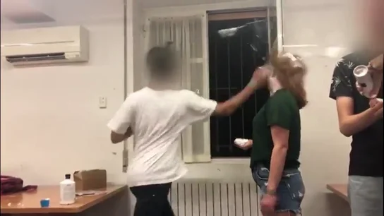 Violenta novatada en un colegio mayor de Madrid: una joven recibe un brutal tortazo Violenta novatada en un colegio mayor de Madrid: una joven recibe un brutal tortazo