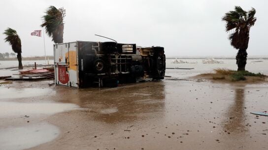 Camión volcado en la playa de Las Marianas, Denia