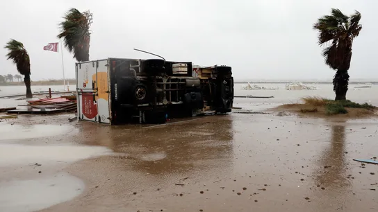 Camión volcado en la playa de Las Marianas, Denia Camión volcado en la playa de Las Marianas, Denia
