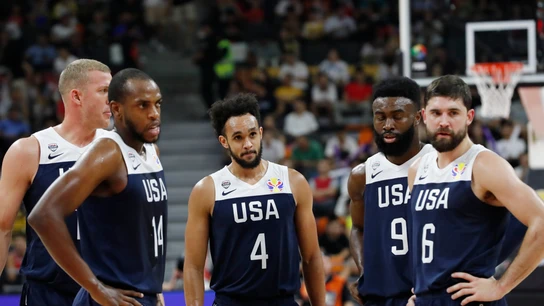 Los jugadores de Estados Unidos, abatidos ante Serbia Los jugadores de Estados Unidos, abatidos ante Serbia