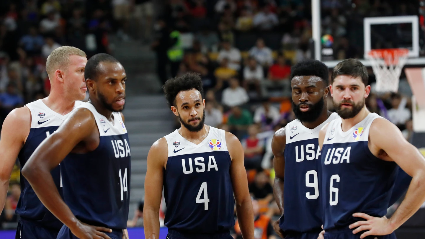 Los jugadores de Estados Unidos, abatidos ante Serbia Los jugadores de Estados Unidos, abatidos ante Serbia