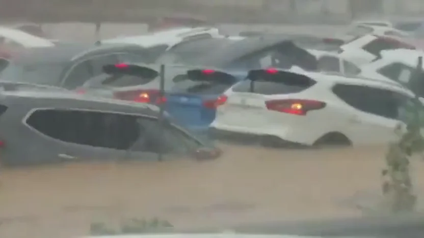 Impactantes imágenes en Orihuela: la tromba de agua se traga varios vehículos