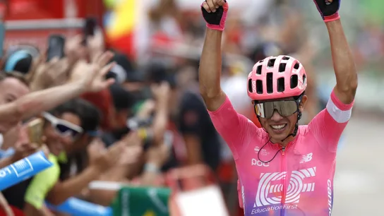 Sergio Higuita celebra su victoria en la 18ª etapa de la Vuelta Sergio Higuita celebra su victoria en la 18ª etapa de la Vuelta