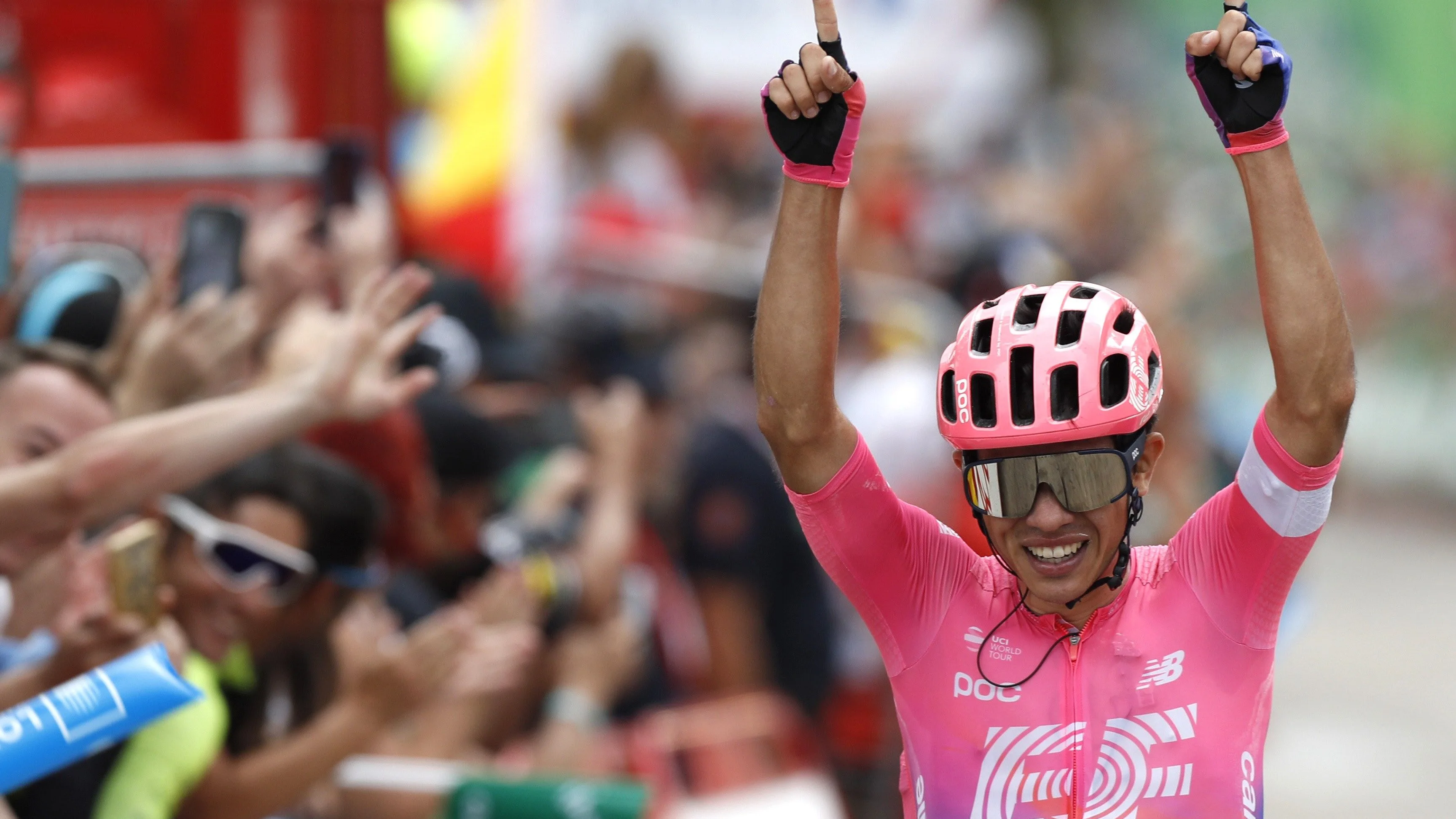 Sergio Higuita celebra su victoria en la 18ª etapa de la Vuelta