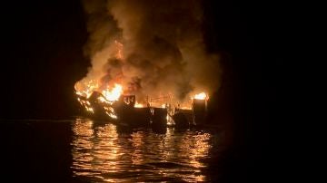 Imagen del barco Conception en llamas