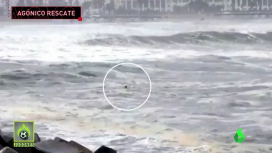 Rescatan a un nadador a la deriva arrastrado por el temporal en Valencia Rescatan a un nadador a la deriva arrastrado por el temporal en Valencia