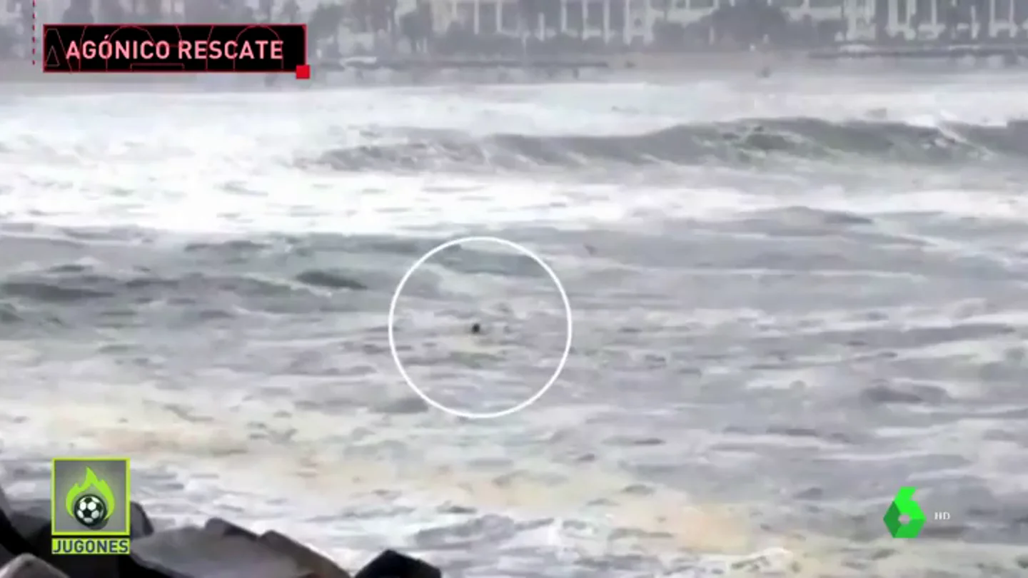 Rescatan a un nadador a la deriva arrastrado por el temporal en Valencia Rescatan a un nadador a la deriva arrastrado por el temporal en Valencia