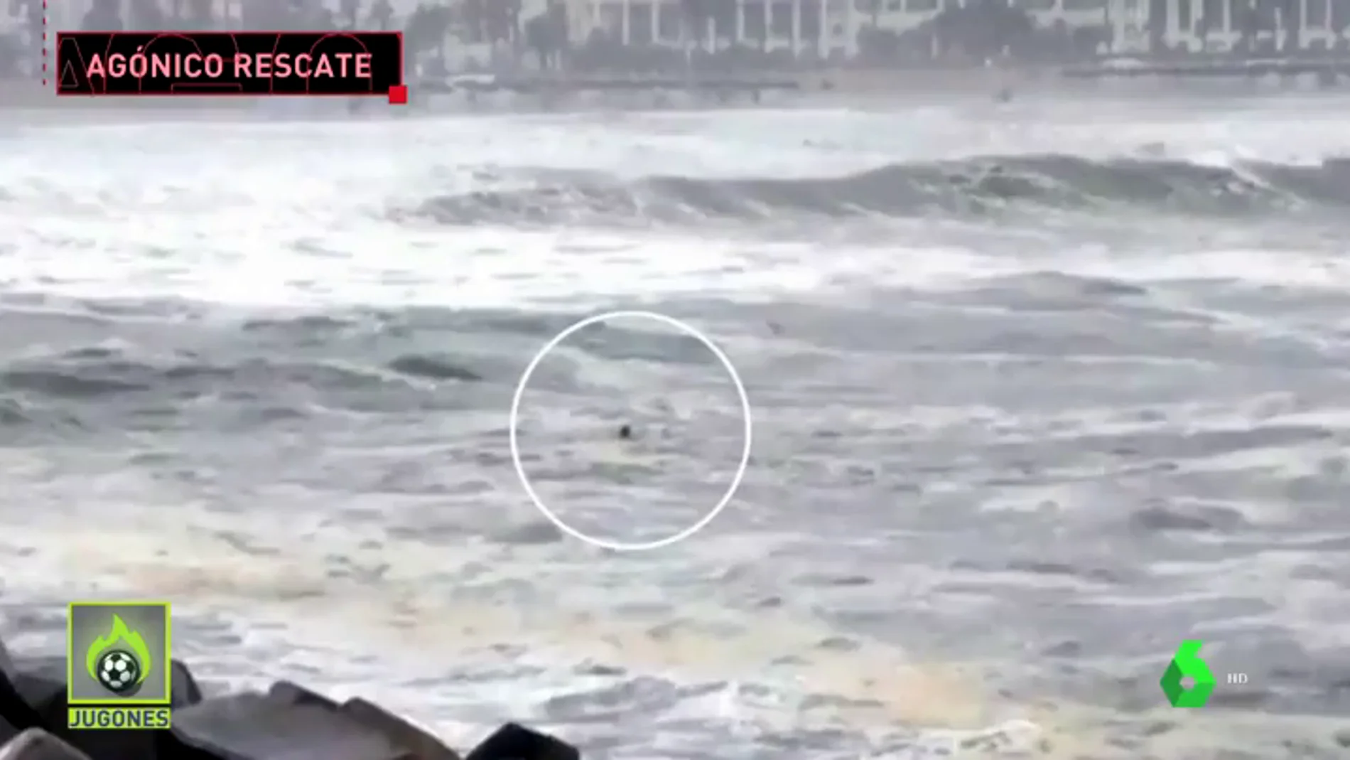 Rescatan a un nadador a la deriva arrastrado por el temporal en Valencia