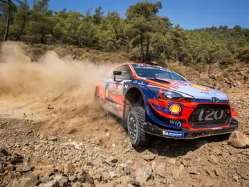 Thierry Neuville recuperaba 4 posiciones por la tarde Thierry Neuville recuperaba 4 posiciones por la tarde