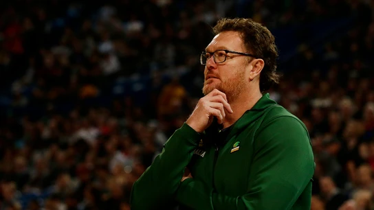 Luc Longley, entrenador asistente de Australia Luc Longley, entrenador asistente de Australia
