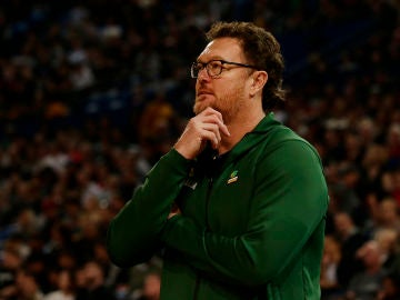 Luc Longley, entrenador asistente de Australia Luc Longley, entrenador asistente de Australia