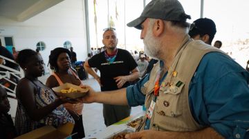 El chef José Andrés sirve comida a personas afectadas por el huracán Dorian en las islas Bahamas