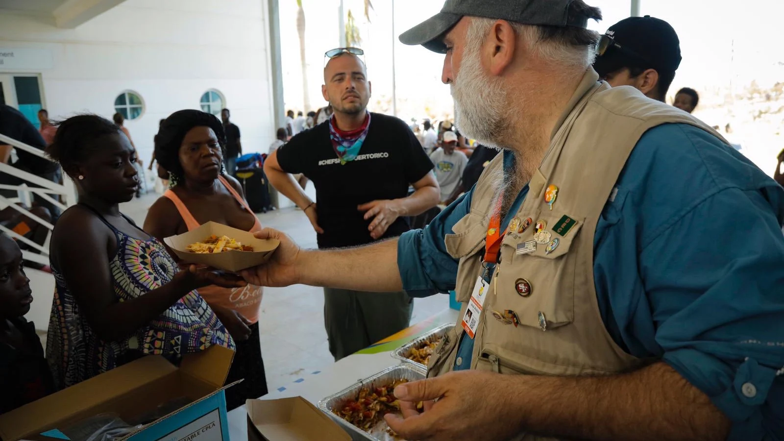 El chef José Andrés sirve comida a personas afectadas por el huracán Dorian en las islas Bahamas