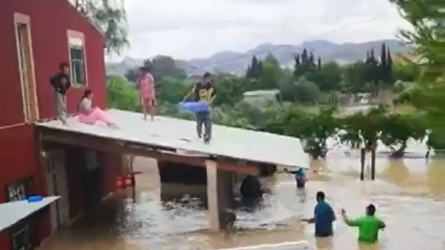 Rescatan con un barreño a un bebé atrapado Gota fría: rescatan con un barreño a un bebé atrapado en un tejado en Lorquí, Murcia
