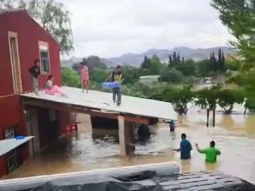 Rescatan con un barreño a un bebé atrapado Rescatan con un barreño a un bebé atrapado
