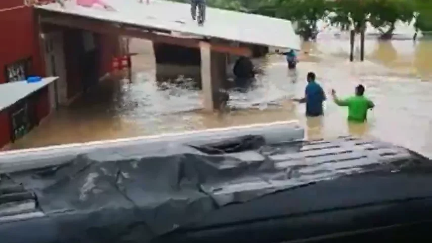 Gota fría: rescatan con un barreño a un bebé atrapado en un tejado en Lorquí, Murcia