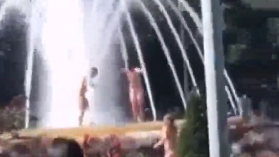 Sancionados varios turistas por ba&ntilde;arse desnudos en una fuente de Donostia