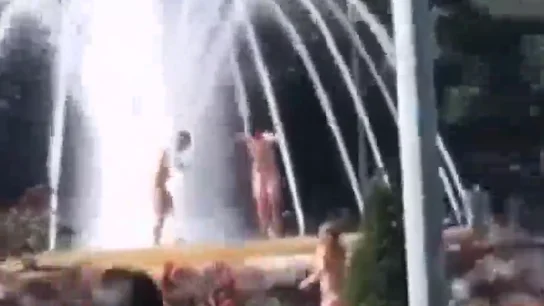 Sancionados varios turistas por bañarse desnudos en una fuente de Donostia Sancionados varios turistas por bañarse desnudos en una fuente de Donostia