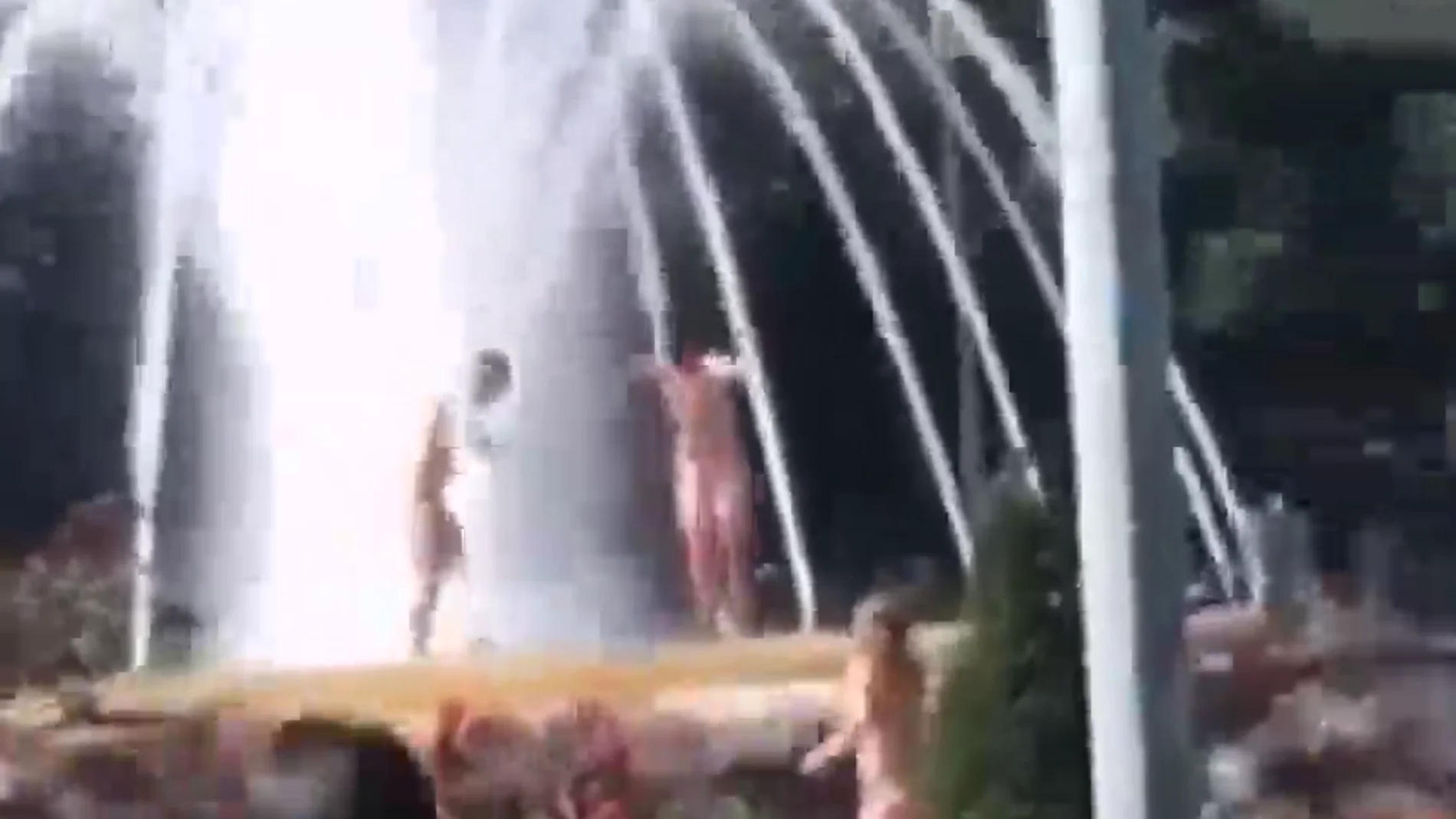 Sancionados varios turistas por bañarse desnudos en una fuente de Donostia